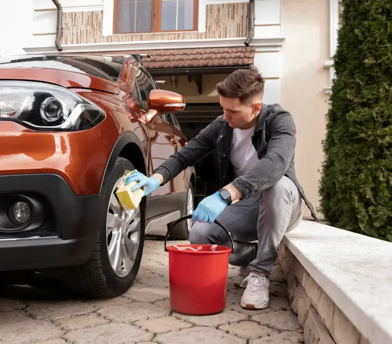 Lavage auto à domicile Lalouvesc : professionnel intervenant sur un véhicule